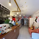 Backpackers & Bar Lungomare Hostal Vlorë