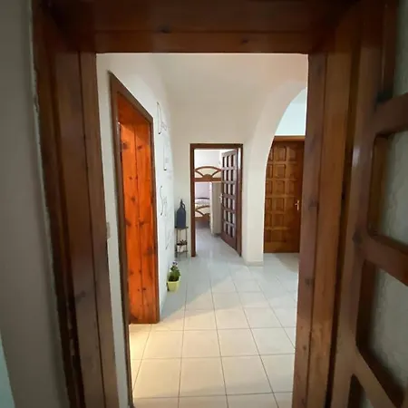 Backpackers & Bar Lungomare بيت شباب فلورا