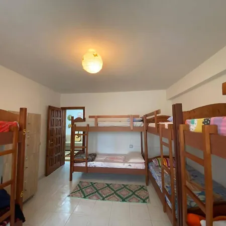 Backpackers & Bar Lungomare فلورا