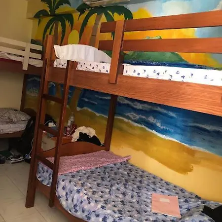 Backpackers & Bar Lungomare فلورا