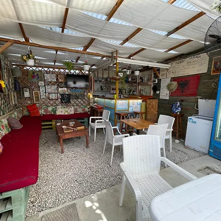 Hostel Backpackers & Bar Lungomare Vlore
