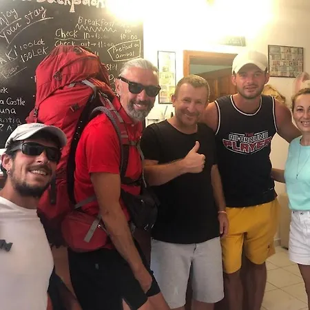 Backpackers & Bar Lungomare Hostal *