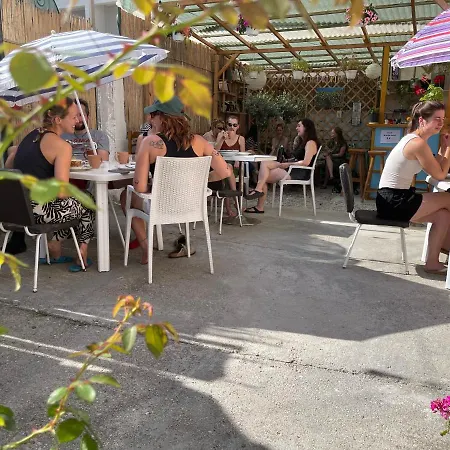Backpackers & Bar Lungomare 호스텔 *