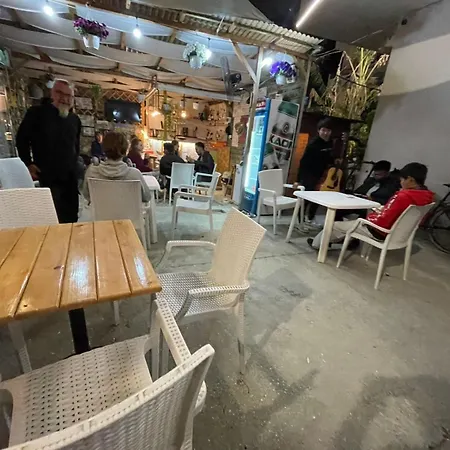 Hostal Backpackers & Bar Lungomare Vlorë