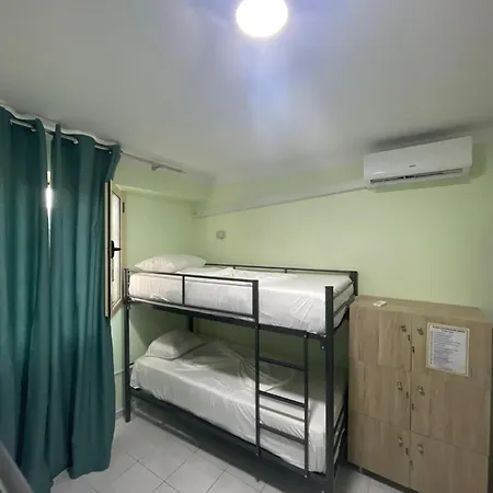 Backpackers & Bar Lungomare Hostal