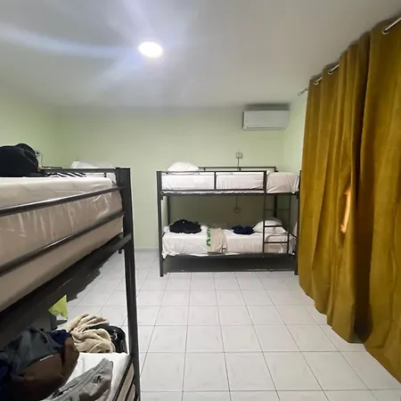 אכסניה Backpackers & Bar Lungomare *